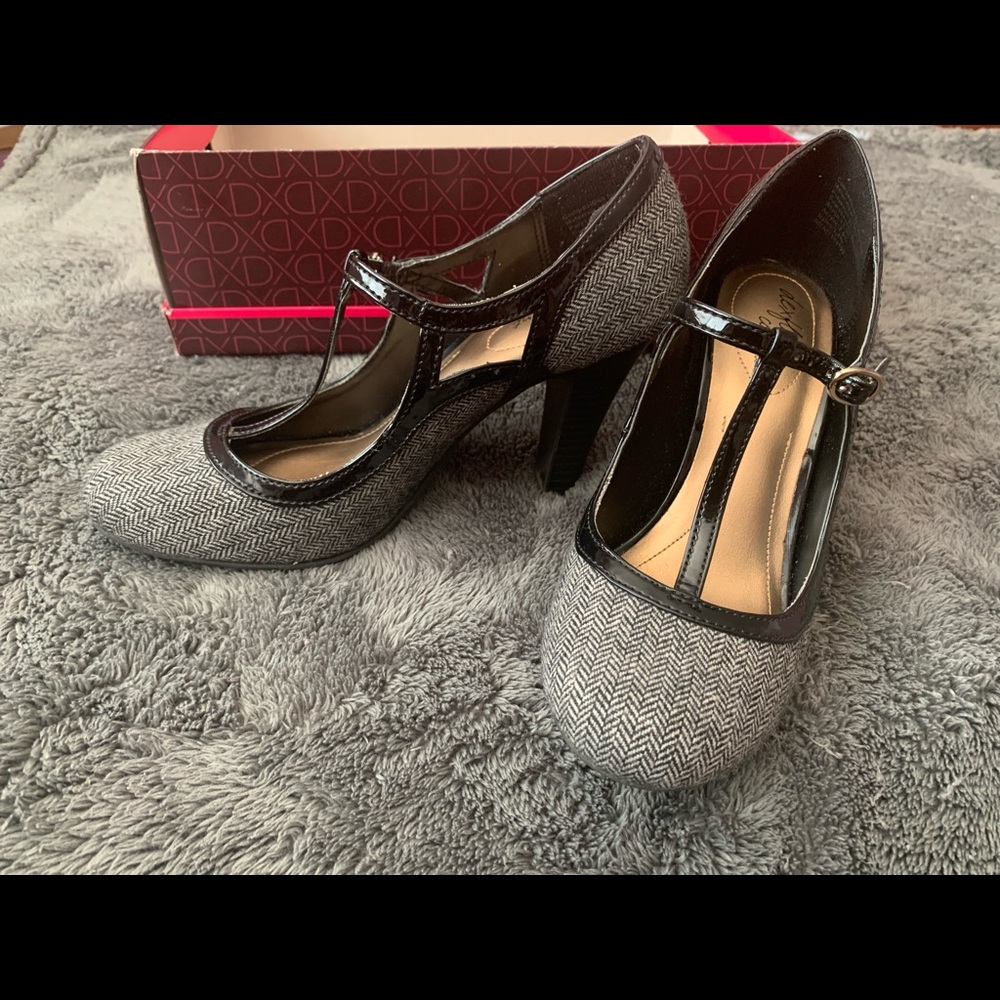 Gray/black vintage like heels with ankle strap